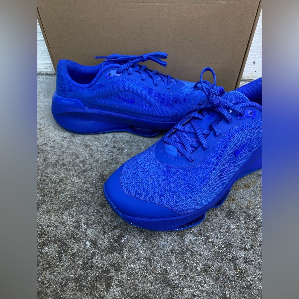 Blue Women Nike Versair size 9 tennis shoes